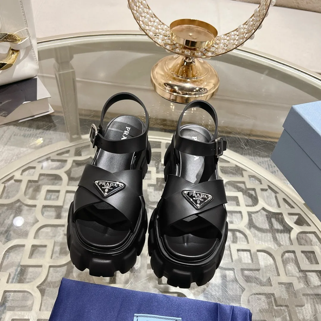👟👟Ex-factory price 440👟👟 Prada's new spring and summer sawtooth Roman thick-soled rubber sandals, retro, fashionable and avant-garde gear teeth 55mm, thick-soled soles with rubber uppers, making the whole pair of shoes light and comfortable, bright colors, satisfying a variety of choices for fashionable people with different styles! The iconic metal triangle logo is paired with the shape of ancient beach sandals. Every design element is fashionable! Code number 35-40